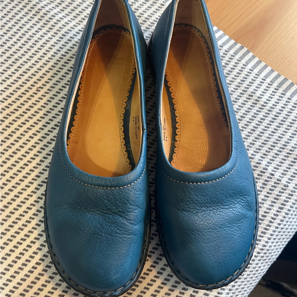 Lands' End flat slip on shoe vibrant blue, like new condition. Size 8.5
